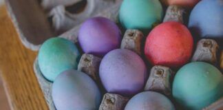 Uova colorate per la colazione di Pasqua