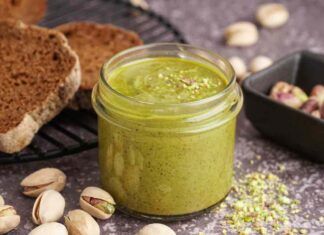 A Pasqua preparo una crema al cucchiaio che può anche essere un’ottima farcitura con cui accompagnare le nostre colombe