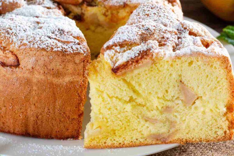 La panna montata l'ho messa nell'impasto e la classica torta di mele é ...
