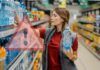 Donna compra acqua minerale