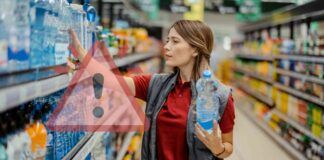Donna compra acqua minerale