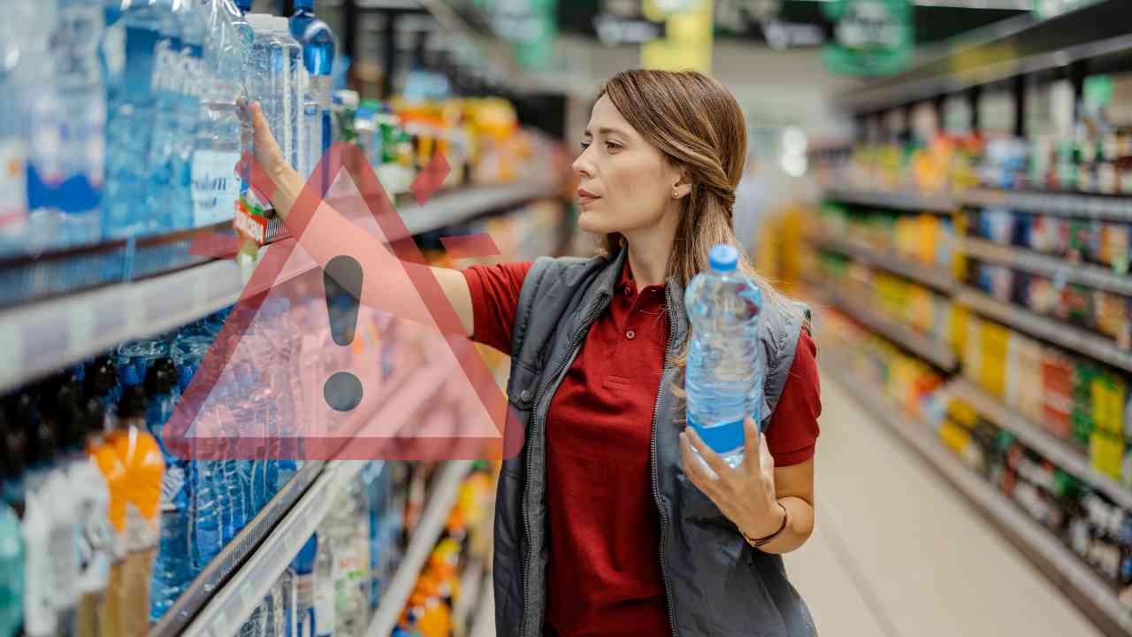 Donna compra acqua minerale