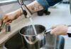 Acqua di rubinetto raccolta in pentola