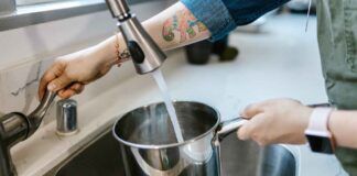 Acqua di rubinetto raccolta in pentola