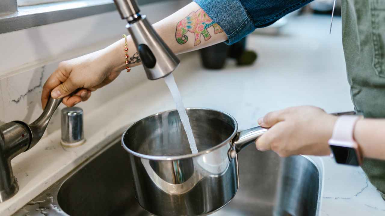 Acqua di rubinetto raccolta in pentola