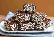 Barrette al cioccolato croccanti, ne faccio sempre una scorta per tutta la settimana Barrette cioccolato e riso soffiato - RicettaSprint