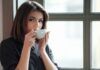 Donna che beve caffè