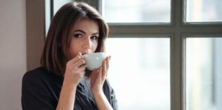 Donna che beve caffè