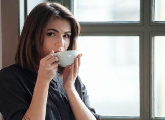 Donna che beve caffè