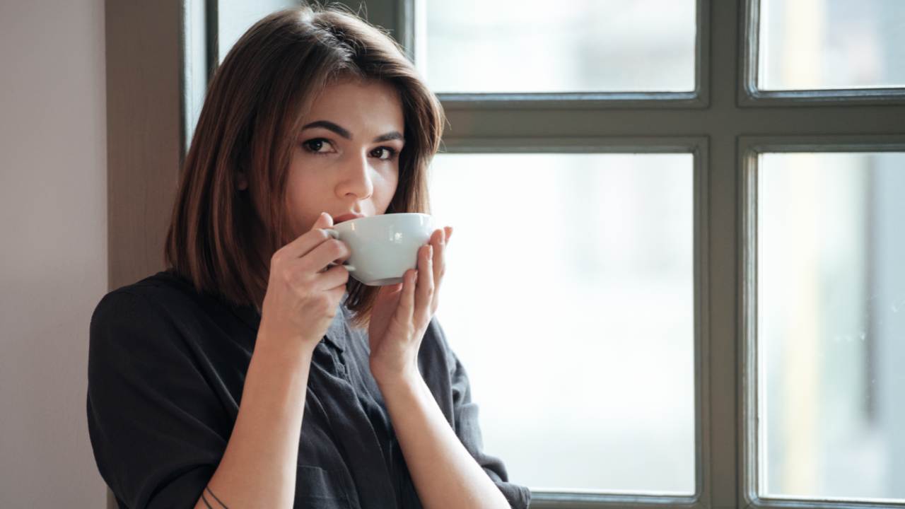 Donna che beve caffè