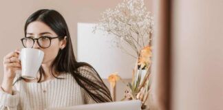 Ragazza beve caffè