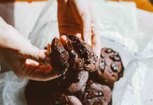 Biscotti cioccolatosi con 2 ingredienti, questi me li invidiano tutti Biscotti al cioccolato - RicettaSprint