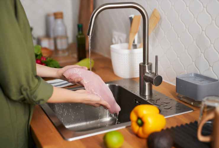Carne di pollo si lava oppure no - RicettaSprint