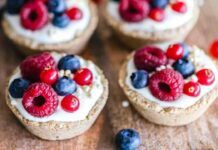 Senza pasta frolla e in 10 minuti prepari li cestini di frutta, impazziranno tutti, neanche uno rimarrà nel vassoio Cestini di frutta RicettaSprint