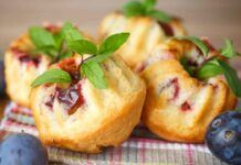 Troppo mature per mangiarle ho aggiunto le prugne a questo impasto ed è uscito fuori un dessert soffice, profumato e irresistibile, da provare! Ciambelline alle prugne RicettaSprint