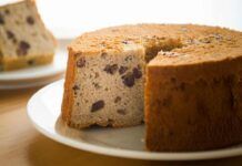 Altissimo, morbidissimo e pieno di gocce cioccolatose: questo ciambellone alle nocciole è così buono che sparisce prima di raffreddarsi! Ciambellone alle nocciole