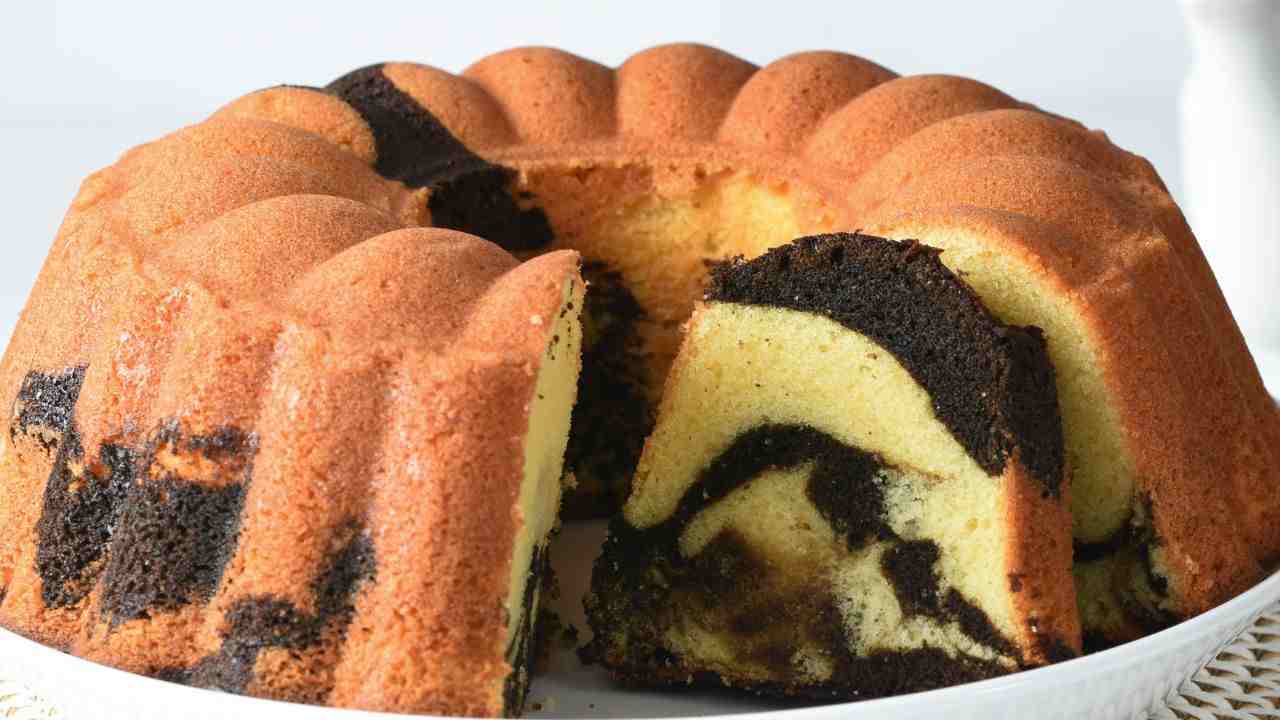 Ciambellone marmorizzato senza latte e uova