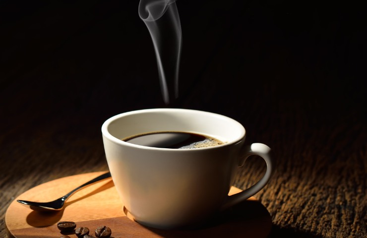 Una tazzina di caffè fumante