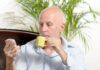 Uomo di mezza età beve caffè