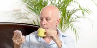 Uomo di mezza età beve caffè