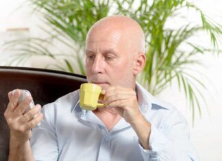 Uomo di mezza età beve caffè