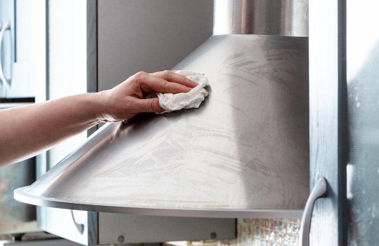Cappa della cucina da pulire