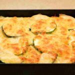 Con due zucchine preparo questo contorno che se lo divoreranno tutti prima di portarlo in tavola. Pochi passaggi e dritto in forno