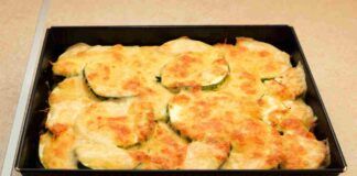 Con due zucchine preparo questo contorno che se lo divoreranno tutti prima di portarlo in tavola. Pochi passaggi e dritto in forno