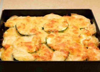 Con due zucchine preparo questo contorno che se lo divoreranno tutti prima di portarlo in tavola. Pochi passaggi e dritto in forno