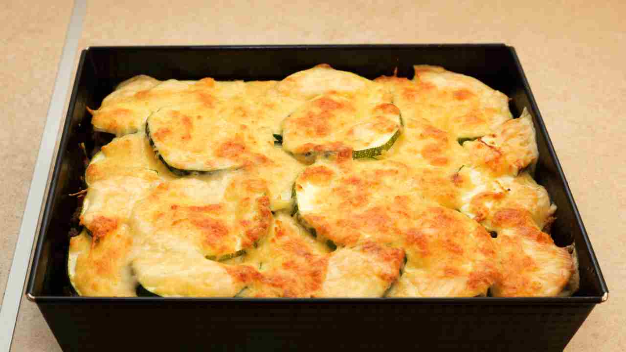 Con due zucchine preparo questo contorno che se lo divoreranno tutti prima di portarlo in tavola. Pochi passaggi e dritto in forno