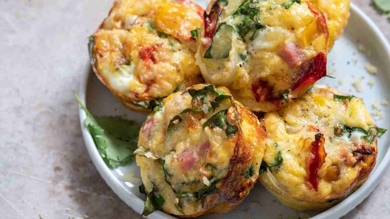 Con sei uova e quello che avevo in frigo ho fatto una cenetta super top, stampo per muffin e via spesa 6 € e chi ci ammazza