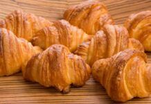 Cornetti fatti in casa morbidi, senza burro e veloci: no, non usiamo la sfoglia ma un impasto furbo e gusto Kinder irresistibile Cornetti Kinder light fatti in casa