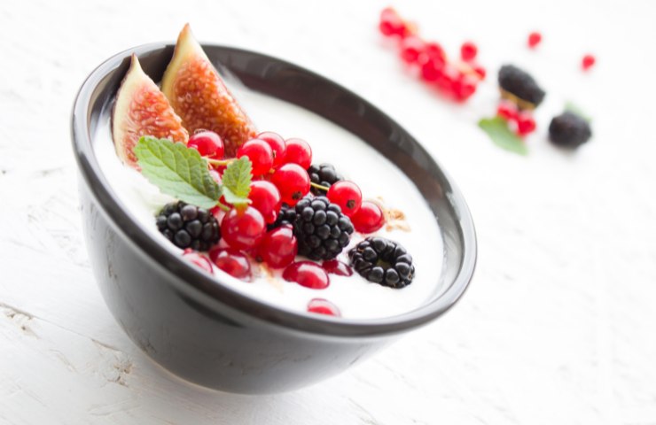 Yogurt bianco con frutta