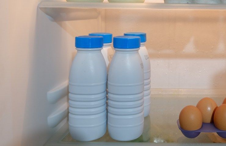 Bottiglie di latte in frigo