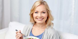 Donna di mezza età mangia