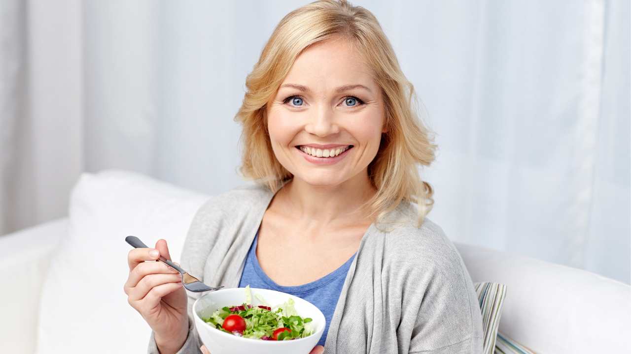 Donna di mezza età mangia