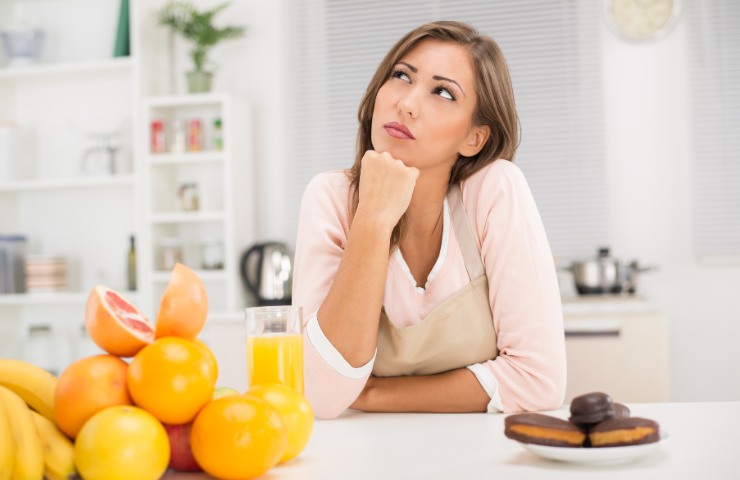 Donna pensierosa sulla dieta