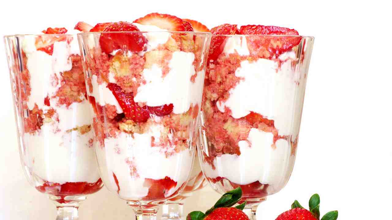 Dolce al bicchiere con fragole - RicettaSprint