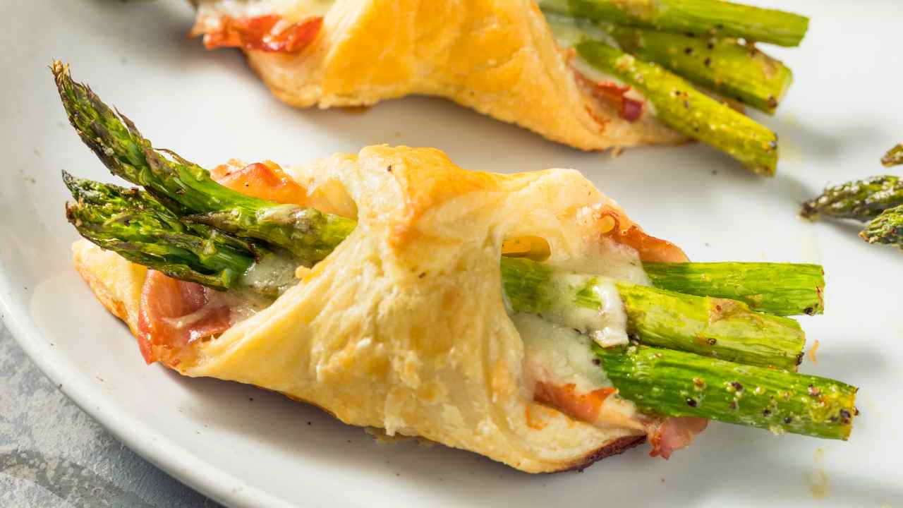Fagottini di pasta sfoglia con asparagi e speck RicettaSprint