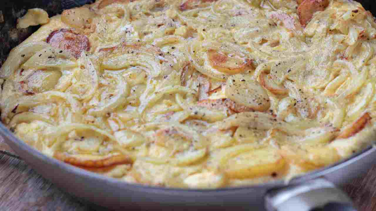 Frigo vuoto e niente spesa ma con una cipolla e due patate ho risolto il pranzo di oggi, è pazzesco