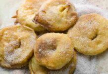 Ti viene mai quella voglia di dolce improvvisa, ma non hai né uova né voglia di impastare? Non serve ti assicuro, fai queste frittelle e goditele senza stress Frittelle di mele in padella senza uova