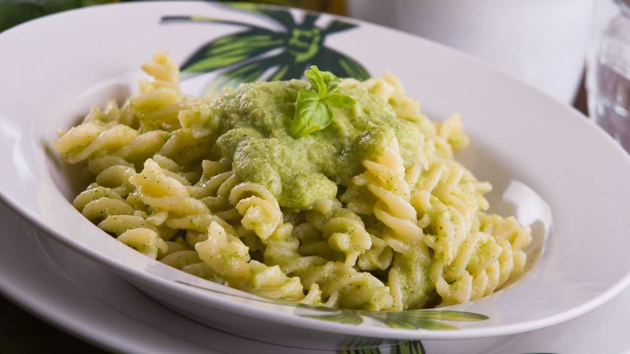 Fusilli al pesto di zucchine e noci