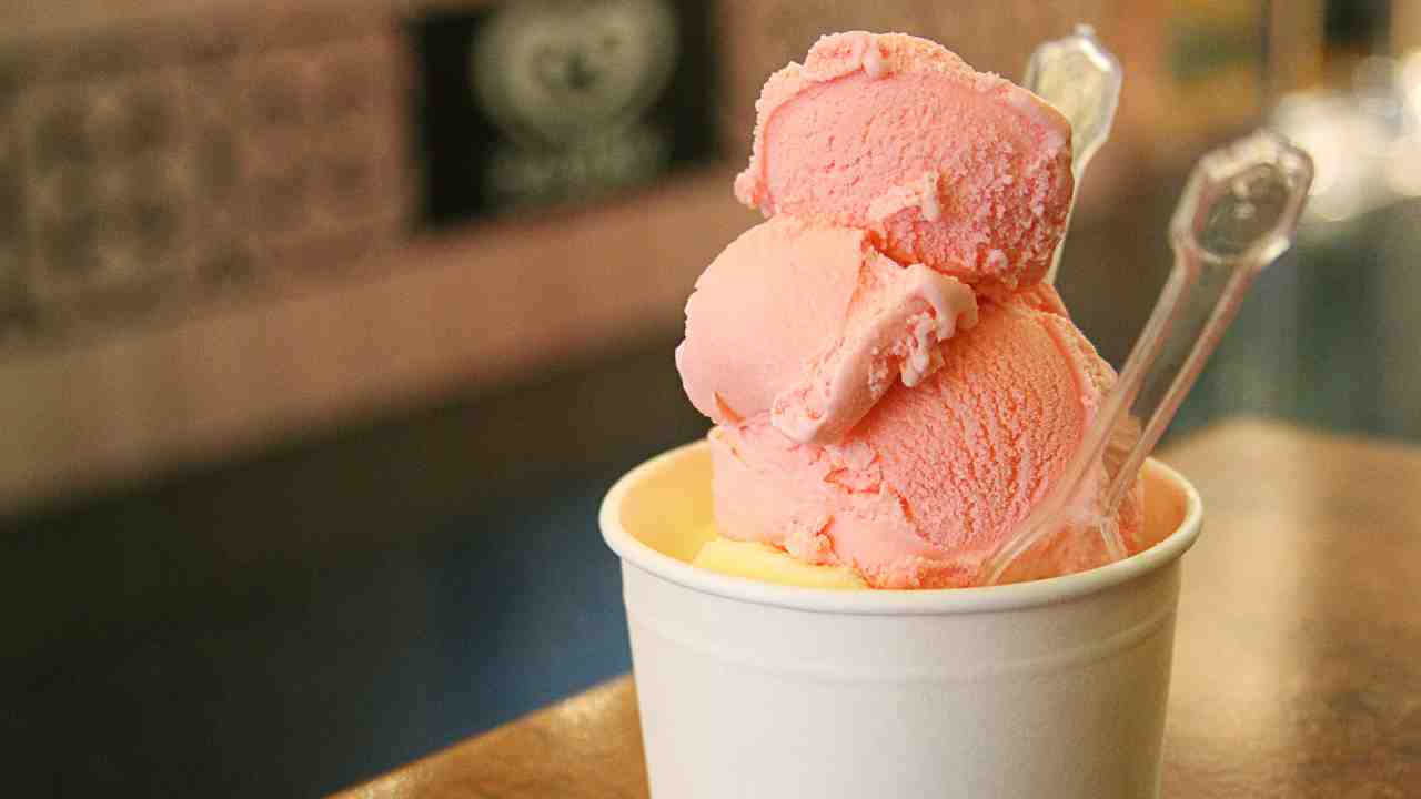 Gelato alla fragola senza gelatiera - RicettaSprint