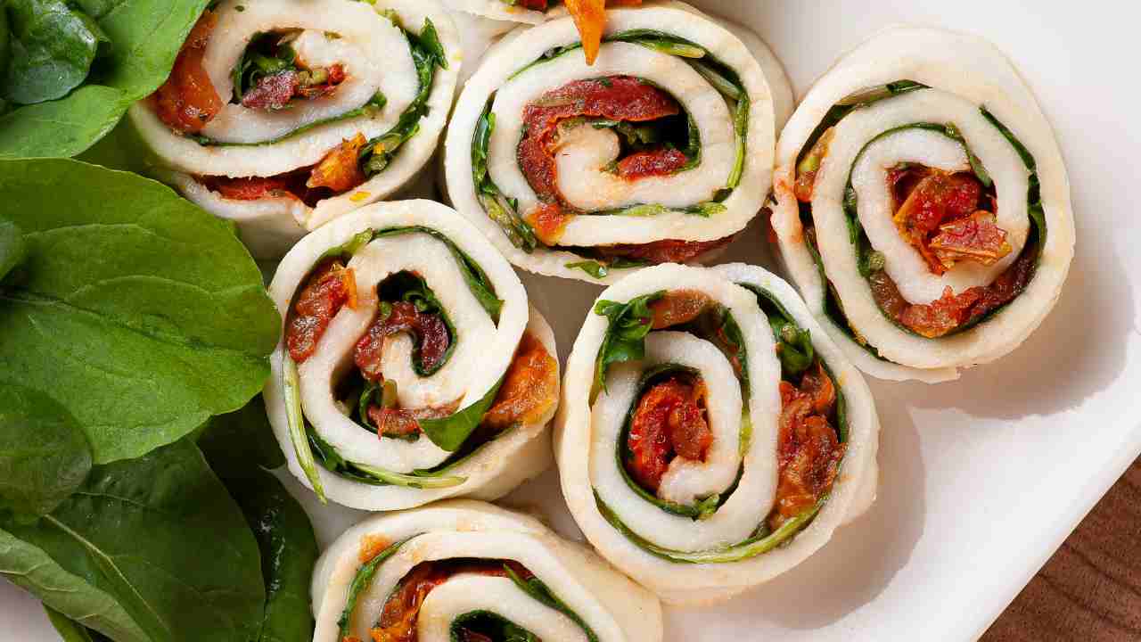 Girelle di mozzarella ripiene di pomodori e rucola RicettaSprint