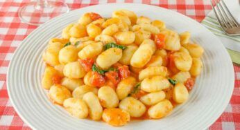 Calo gli gnocchi crudi nella padella e lascio fare tutto al sugo di pomodorini, il risultato è così cremoso che fa impazzire chiunque!