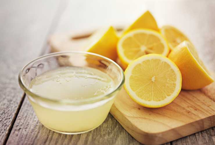 Gusci d'uovo e limone miscelati insieme - RicettaSprint