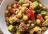 Insalata di ceci con pomodori e avocado
