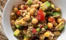 Insalata di ceci con pomodori e avocado