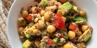 Insalata di ceci con pomodori e avocado