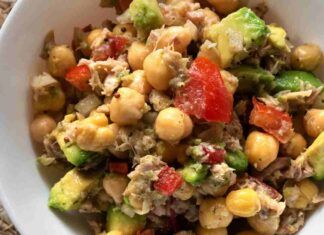 Insalata di ceci con pomodori e avocado
